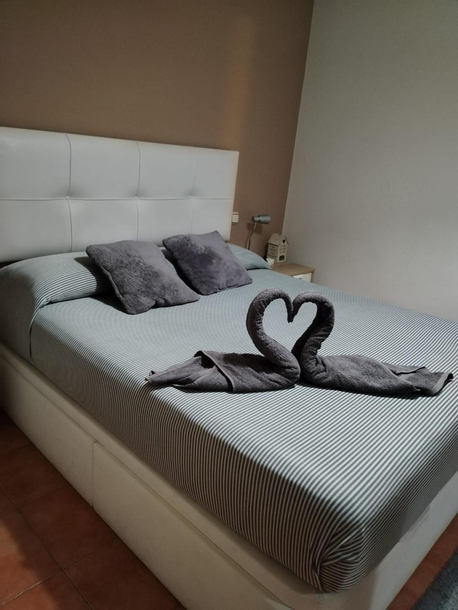 Habitacion Con Cama Matrimonial En Malaga Exterior photo
